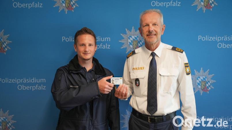 Neuer Dienstausweis der Sicherheitswacht im Scheckkartenformat eingeführt. Bild: Polizeipräsidium Oberpfalz