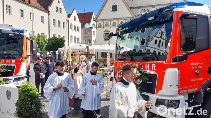 Kaplan Wolfgang Weyer segnet die beiden neuen Einsatzfahrzeuge. Pfarrerin Stefanie Endruweit sprach für die evangelische Kirche. Bild: Kunz