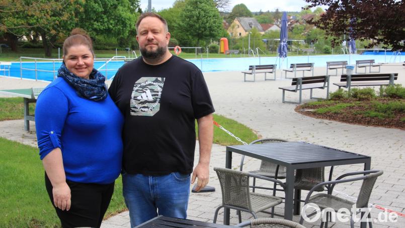 Katerina Iterska und Christopher Schramm freuen sich auf die Eröffnung des Kiosks im Freibad Waldsassen. Bild: Konrad Rosner