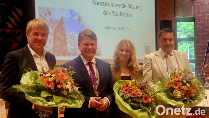 Die frisch gewählten Stellvertreter von Oberbürgermeister Benjamin Zeitler erhalten Blumensträuße: Jürgen Meyer, Benjamin Zeitler, Saskia Kosmus und Stephan Gollwitzer (von links). Bild: blf