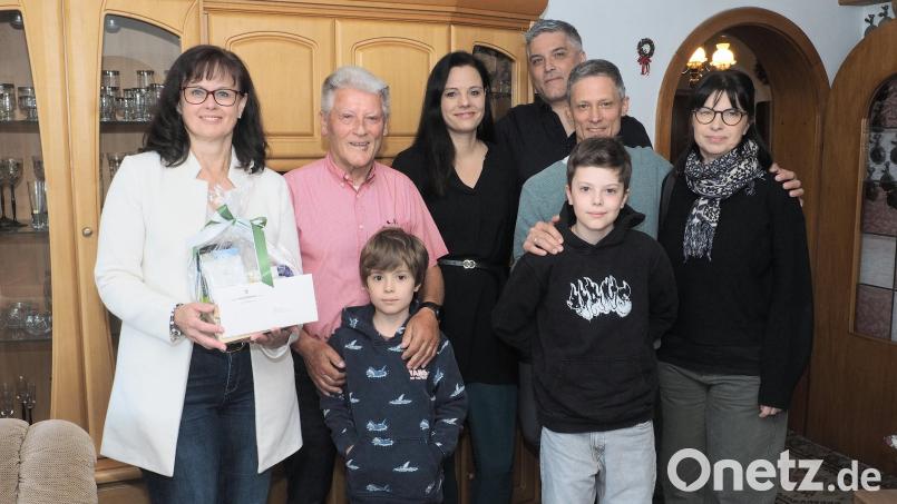 Eugen Eckert (zweiter von links) feierte unter anderem mit seinen Söhnen, Schwiegertöchtern und den zwei Enkeln 80. Geburtstag. Auerbachs Bürgermeisterin Birgit Barth (links) gratulierte. Bild: kek