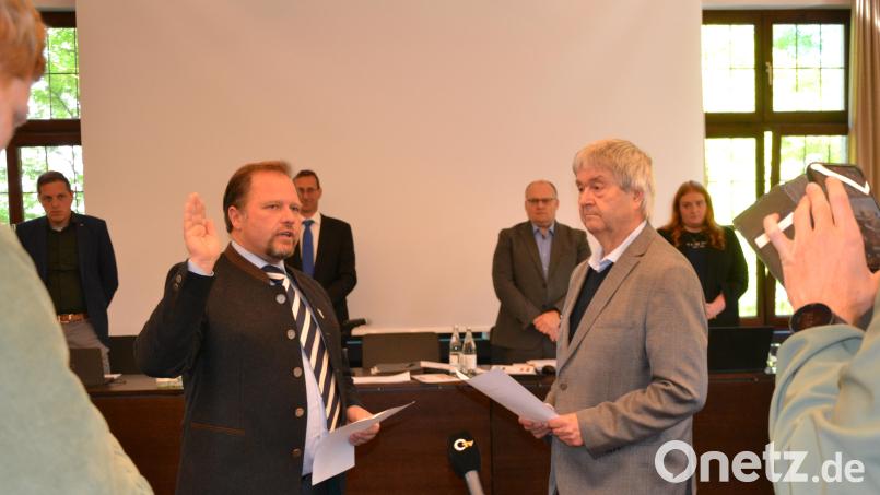 Den Amtseid legte der neue Landrat Hubert Schicker vor Hans Klupp (rechts) ab, dem diese Aufgabe als ältestem Mitglied im Gremium zufiel. Bild: as