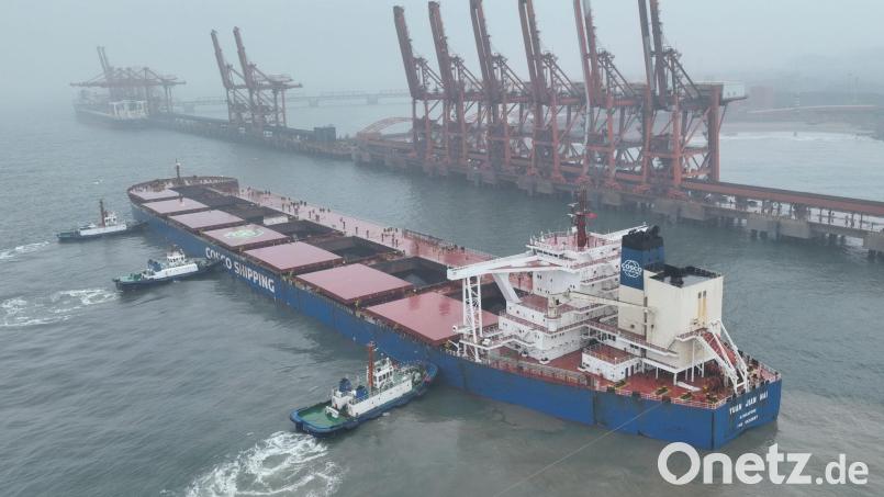 Ein Schiff mit brasilianischem Eisenerz legt im Hafen von Tangsahn an. Chinas Konkuntur hat im April Schwung verloren. Bild: Yang Shiyao/XinHua/dpa