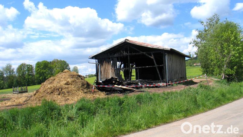 160 Einsatzkräfte waren am späten Sonntagabend zum Brand einer Scheune bei Plößberg ausgerückt. Aus dem Freilaufstall konnten sie wohl alle Kühe lebend retten. Bild: Bernhard Kreuzer
