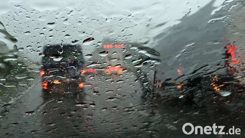 Auf der regennassen A7 passierten kurz hintereinander mehrere Unfälle. (Symbolbild) Bild: picture alliance / dpa