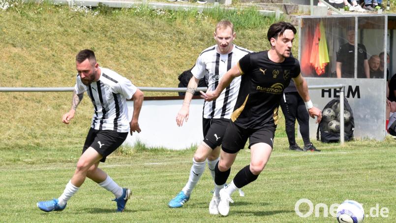 Der FC Tirschenreuth (rechts Djogo de Souza) trifft in der Relegation zur Bezirksliga am Donnerstagabend auf den TSV Waldershof. Archivbild: Gebert