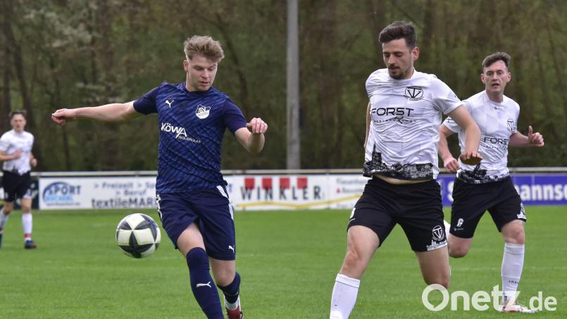 Der SV Schwandorf-Ettmannsdorf II will als bester Vizemeister des Fußballkreises 3 in die Bezirksliga-Relegation einziehen. Das Bild zeigte SV-Sieler Fabio Flauger (links) im Punktspiel gegen West-Meister TV Nabburg. Archivbild: Hans Mark