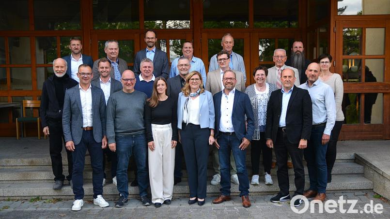 Die 21 Mitglieder des neuen Stadtrats von links: 3. Bürgermeister Hermann Gebhard, Dieter Kohl, Judith Schreiber, 1. Bürgermeisterin Beate Dietrich, 2. Bürgermeister Tobias MeindlBärbel Birner, Josef Birner und Matthias Dotzler. Zweite Reihe von links: Günther Amann, Manuel Falk, Martin Martin Merkl, Markus Schenzel, Julius Schmidl, Rudi Wild und Hildegard Gebhardt. Dritte Reihe von links: Christian Gnan, Josef Luber, Markus Meißner, Michaela Meier, Wolfgang Bosser und Stefan Enderer. Bild: fdl