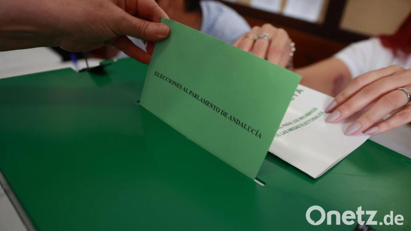 Die konservative Volkspartei PP hat bei der Regionalwahl in Andalusien ihre absolute Mehrheit verloren und ist in der bevölkerungsreichsten Region Spaniens künftig auf die rechtspopulistische Vox angewiesen. Bild: Rocío Ruz/EUROPA PRESS/dpa