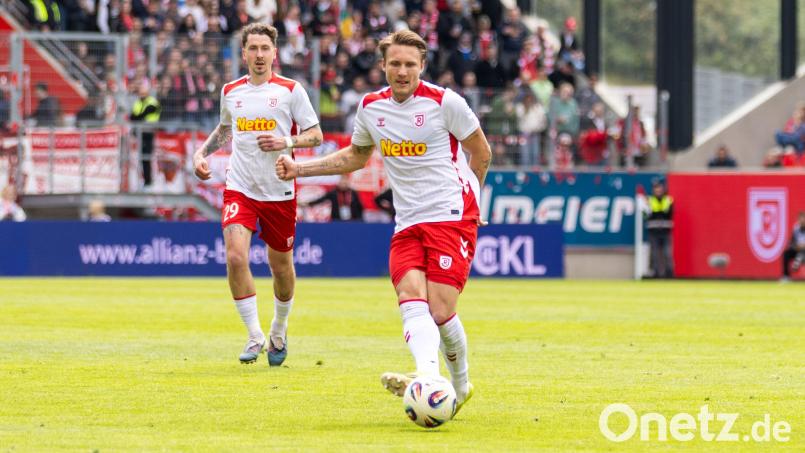 Felix Strauss (rechts) und Adrian Fein suchen nach dem Spiel gegen Energie Cottbus nach Erklärungen für die eher mäßige Saison des SSV Jahn. Bild: Sascha Janne