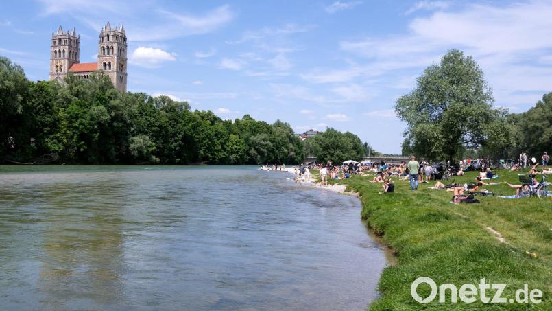 Die Isar in München. Der Montagvormittag könnte noch einmal Sonne bringen, doch am Nachmittag sollen Wolken aufziehen. (Symbolbild) Bild: Sven Hoppe/dpa