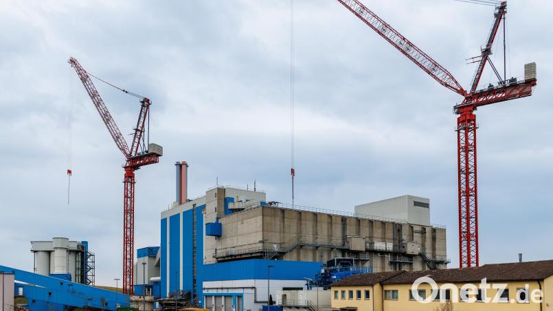 Die riesigen Kräne am Müllkraftwerk zeugen nach außen hin vom Projekt "Triphönix". Bild: Hösamer