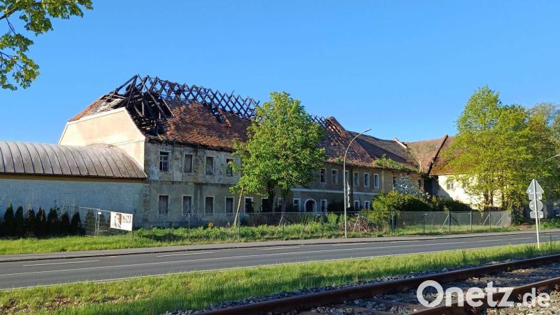 Die „alte Fabrik“ heute: Am 1. September 2024 brach in dem schon länger leerstehenden, herrenlosen Gebäudekomplex ein Feuer aus. Die Steingutfabrik war im Jahr 1826, also vor 200 Jahren,- erbaut worden. Bild: u