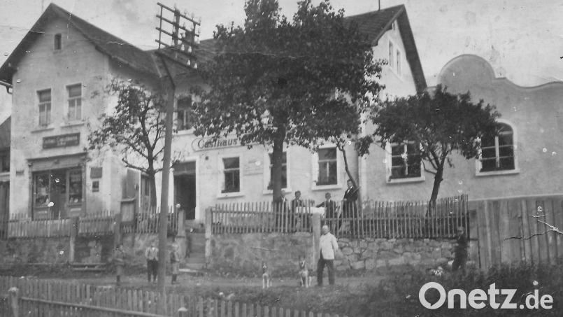 Neben Getränken wurden in der damaligen Schankwirtschaft auch Waren verkauft, wie der linke Teil des Fotos beweist. Bild: Archiv Markus Ulrich