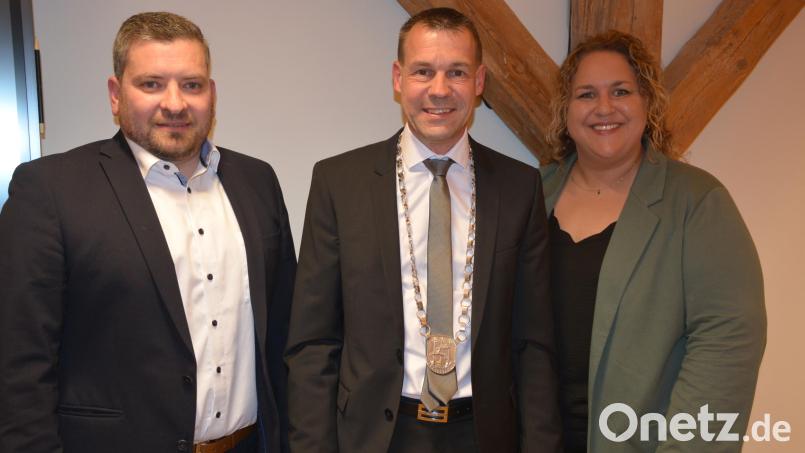 Andreas Malzer (Mitte) mit dem neuen Zweiten Bürgermeister Philipp Schwan und der Dritten Bürgermeisterin Julia Hamann. Alle drei Bürgermeister gehören der CSU an, die im neuen Marktrat über eine absolute Mehrheit verfügt. Bild: jr
