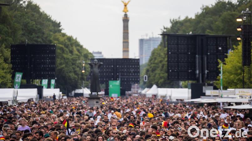 Zur Fußball-WM 2026 gibt es keine Fanmeile am Brandenburger Tor. (Archivbild) Bild: Christoph Soeder/dpa
