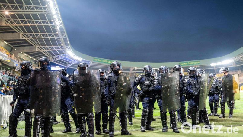 Polizisten sichern das Spielfeld im Stadion des FC Nantes ab. Bild: Sebastien Salom-Gomis/AFP/dpa
