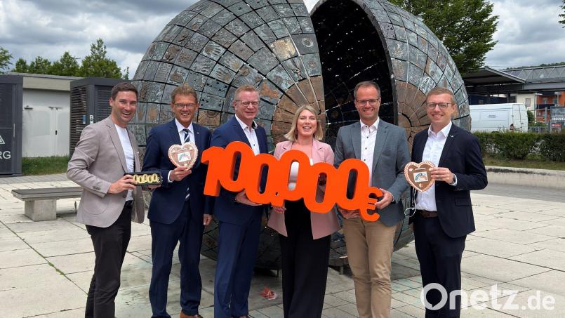 Ein Kunde der VR Bank Amberg-Sulzbach eG hat zum zweiten Mal in diesem Jahr 100.000 Euro beim Gewinnsparen gewonnen. Das Bild zeigt von links Markus Eichenseer (Vorstand Gewinnsparverein Bayern e.V.), die Vorstände der VR Bank Amberg-Sulzbach eG, Andreas Reindl und Martin Sachsenhauser, Marina Brunnhuber (Gewinnsparverein Bayern e.V.), den Innenleiter der VR Bank Amberg-Sulzbach eG Florian Rauch und den Bereichsleiter Firmenkunden Benjamin Schaller. Bild: Thomas Retzer