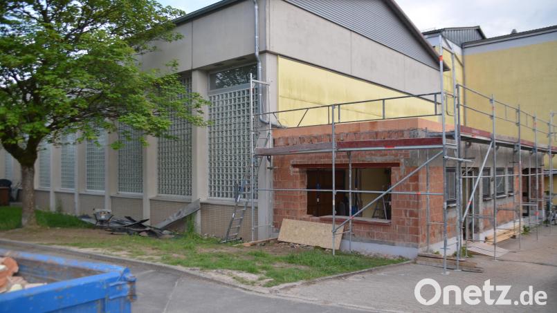 Der Umbau der Halle West zu einem Jugendtreff habe begonnen. An der Westseite des Gebäudes ensteht ein kleiner Anbau. Bild: ak