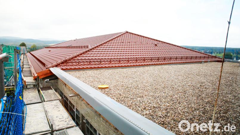 Am zentralen Schulgebäude wurde die Dacheindeckung erneuert. Bild: Stadt Erbendorf/Markus Knodt