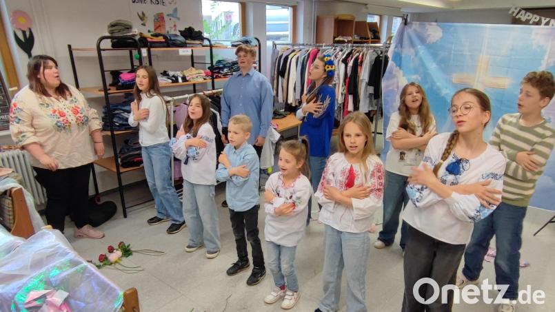 Es geht etwas beengt zu, wenn Sofia Zubovska (links) in der "Bunten Kiste" mit den ukrainischen Kindern des Chores "Free Fox" die Lieder probt. Bild: luk