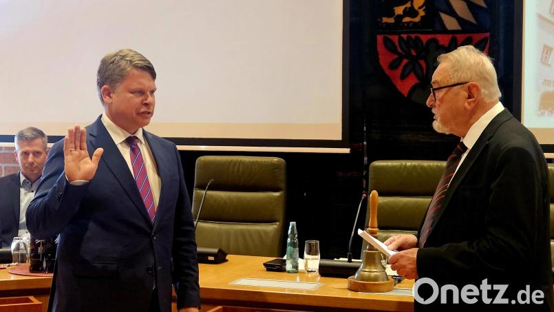 Weidens Oberbürgermeister Benjamin Zeitler (links) legt seinen Amtseid ab. Bild: blf