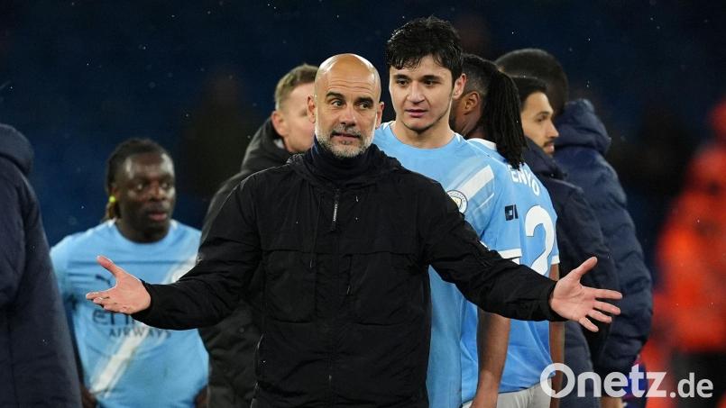 Pep Guardiola soll seine Spieler bereits über seinen Rücktritt informiert haben. (Archivbild) Bild: Martin Rickett/PA Wire/dpa