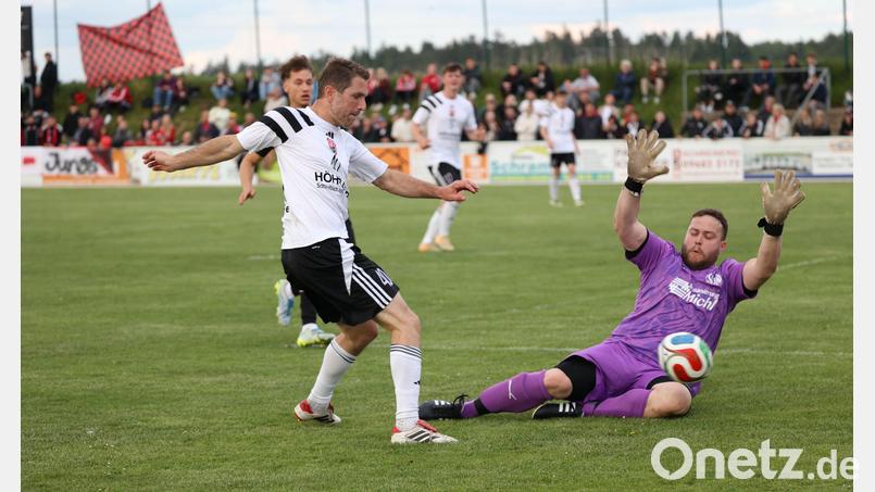 Spielszene aus dem Relegationsspiel zwischen dem SC Luhe Wildenau II und dem SV Neusorg. Bild: Dieter Jäschke