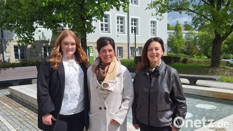 Wechsel der Schirmherrschaft bei der Aktion "Lichtblicke" in Tirschenreuth: Die bisherige Schirmherrin Claudia Grillmeier (rechts) übergibt die Aufgabe an die Frau des neuen Landrats Hubert Schicker, Karolina Schicker. Weiterhin für die Verwaltung im Landratsamt zuständig ist Lena Schedl (links). Bild: Fabian Polster, Landratsamt Tirschenreuth