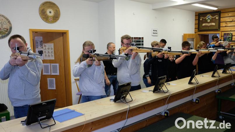 Viel Betrieb herrscht bei den Trainingsabenden im Schießstand des Schützenheimes. Begeistert von den Trainingsmöglichkeiten zeigt sich auch der Schützennachwuchs. Bild: Robert Dotzauer