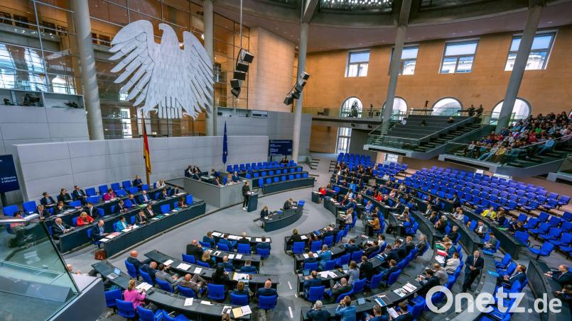 Die 630 Bundestagsabgeordneten werden in diesem Jahr wohl keine Erhöhung bekommen - doch wann wird das beschlossen? (Archivbild) Bild: Michael Kappeler/dpa