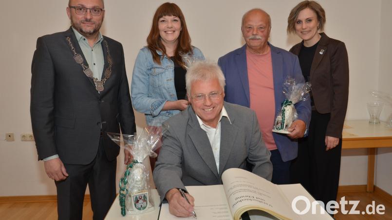 Bei einer kleinen Feierstunde im Gemeindezentrum verabschiedete Bürgermeister Markus Bauriedl (links) gemeinsam mit Zweiter Bürgermeisterin Nicole Hoch (rechts) die ausgeschiedenen Markträte. Georg Kleber (sitzend), Julia Selch und Ludwig Janisch (von links) durften sich ins Goldene Buch der Gemeinde eintragen. Bild: dob