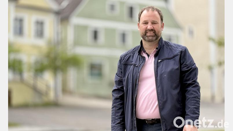 Robert Jung ist seit Mai 2026 der neue Bürgermeister der Marktgemeinde Hohenburg. Im Hintergrund das ehemalige Wirtshaus, in dem das Naturparkzentrum Hirschwald eingerichtet werden soll. Bild: upl