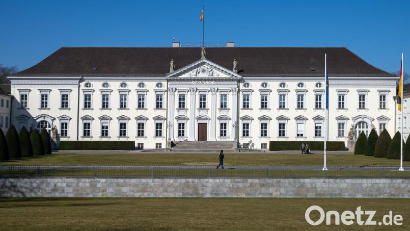 Schloss Bellevue steht bei Sonennschein unter einem blauen Himmel. (zu dpa: «Ausstellung im Schloss Bellevue: Ansturm legt Server lahm») Bild: Soeren Stache