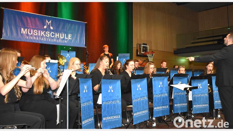 Das Blasorchester der Musikschule Vierstädtedreieck unter der Leitung von René Bauer begeisterte das Publikum beim Frühjahrskonzert in der Stadthalle Grafenwöhr. Bild: rgr