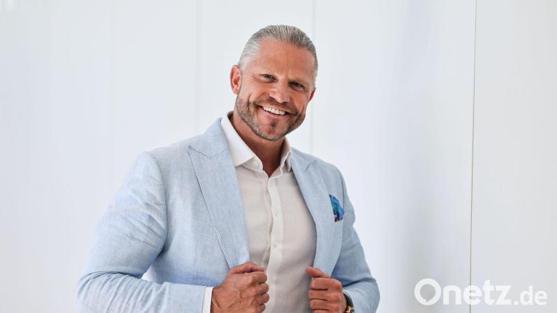 Paul Janke will mehr als zehn Jahre nach seiner „Bachelor“-Premiere noch einmal Rosen verteilen - manches ist da anders. (Archivbild) Bild: Oliver Berg/dpa