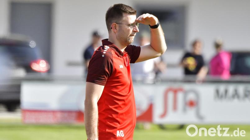 Auf der Suche nach einem Co-Trainer: Alexander Greger bleibt Trainer des SV Schmidmühlen. Sein spielender Co-Trainer Joel Lichtenfeld wechselt allerdings nach Schlicht. Bild: Hubert Ziegler