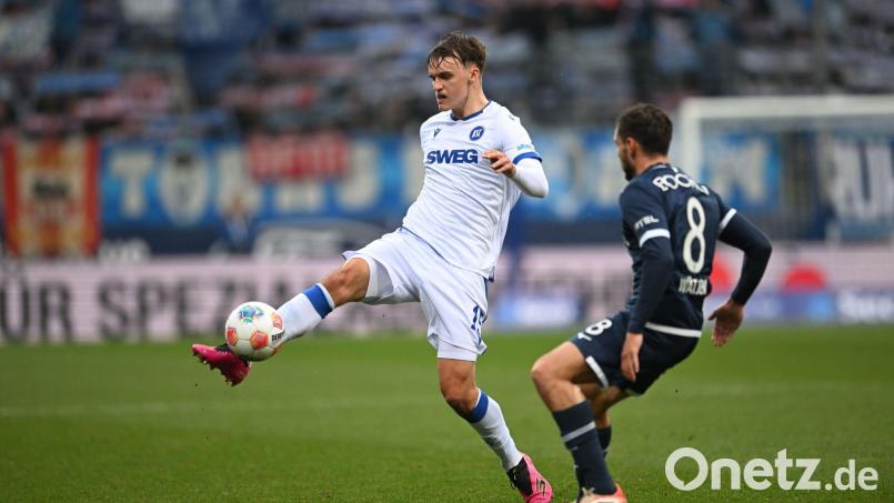 Der Karlsruher SC zieht bei Paul Scholl (l) die Kaufoption. (Archivbild) Bild: Fabian Strauch/dpa