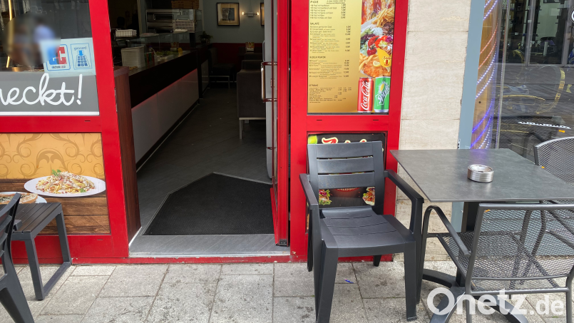 Der Verdächtige soll in diesen Freisitz einer Dönerbude in Schwandorf gefahren sein. Am ersten Tisch rechts sollen die drei Männer gesessen haben, die verletzt wurden. Archivbild: sbö