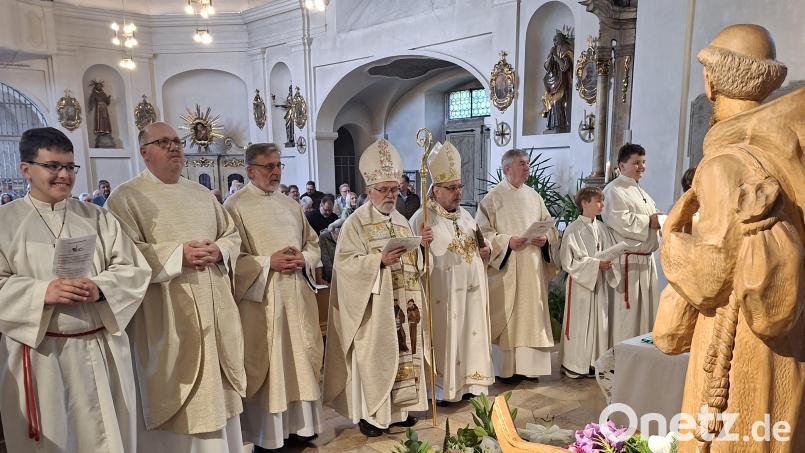 Zwei Bischöfe aus Bolivien feierten mit den Neustädtern den Festgottesdienst: Adolfo Bittschi und Stanislao Dowlaszewicz. Bild: mas