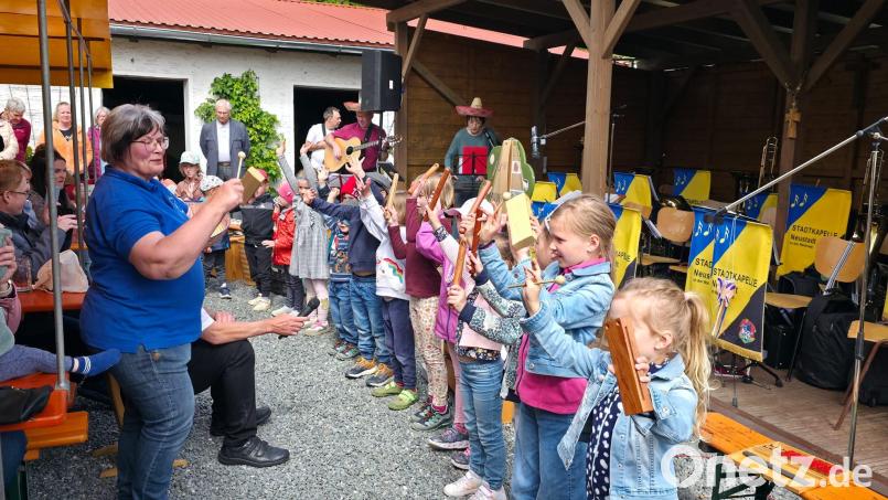 Voller Freude führen die verschiedenen Gruppen der Musikalischen Früherziehung unter Regie von Marie Langgärtner, Werner Fritsch und Maria Wildenauer mit Gesang, Klangstäben und Glockenspiel mehrere Frühlingslieder beim Felixfest auf. Bild: kwl