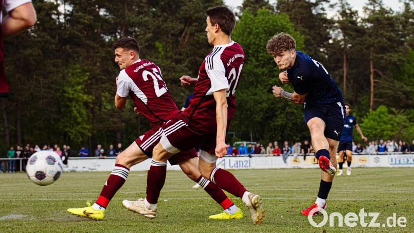.Chance für den SV Schwandorf-Ettmannsdorf, aber das Leder will nicht ins gegnerische Tor. Bild: Philipp Ponader