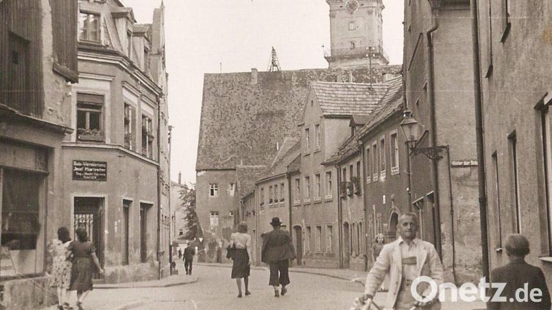 In Weiden leben im Nachkriegsjahr 1946 (das Foto zeigt die Schulgasse) knapp 37.000 Einwohner. Bei den ersten freien Kommunalwahlen am 26. Mai 1946 wird Dr. Franz Josef Pfleger von der CSU zum Oberbürgermeister gewählt. Bild: Stadtarchiv Weiden