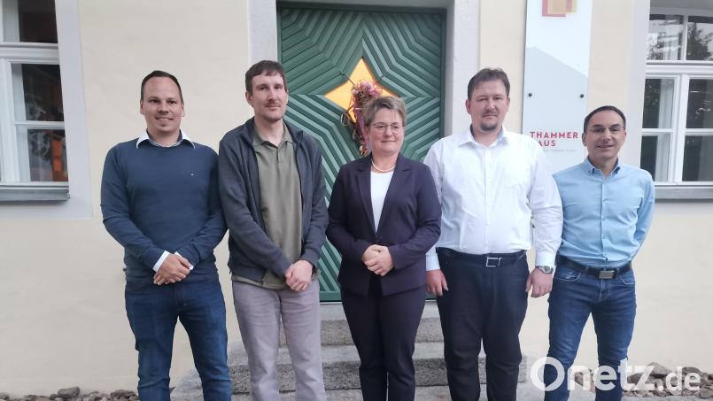 Die Bürgermeisterin mit den neuen Markträten, von links: Sebastian Hutzler, Thomas Sorgenfrei, Josef Dietl und Helmut Hambeck Bild: amö