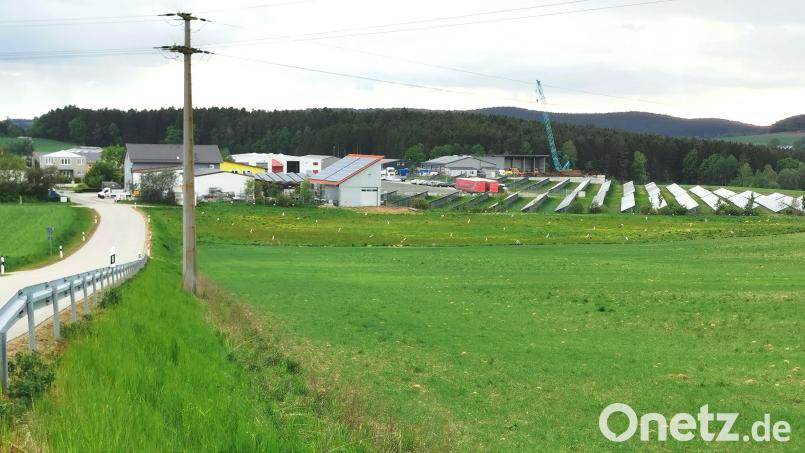 Das geplante neue Gewerbegebiet Oberviechtach liegt zwischen dem Industriegebiet und einer ansteigenden landwirtschaftlichen Fläche (im Vordergrund). Der Bauernverband hat Bedenken geäußert. Bild: Portner