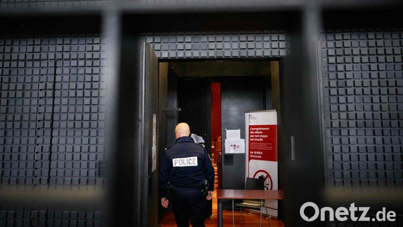 Der sogenannte Maskenmann hat vor Gericht in Frankreich bestritten, den kleinen Jonathan getötet zu haben. Bild: Loic Venance/AFP/dpa