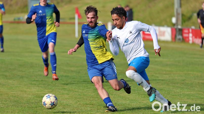 Die TSG Weiherhammer (gelb-blaue Trikots) schaltete in Runde eins der Kreisklassen-Relegation den SV 08 Auerbach II aus (Szene). Nun geht es gegen den TSV Theuern um ein Aufstiegsticket. Bild: Dieter Jäschke