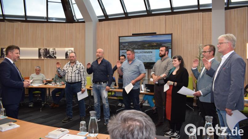 Der Schwarzenfelder Bürgermeister Peter Neumeier (links) vereidigt die sieben neuen Markträte. Es sind dies von rechts: Richard Kurz, Roland Forster, Katrin Schreiber, Felix Sommer, Johannes Schießl, Mario Graf und Ralf Geidies. Bild: bnr