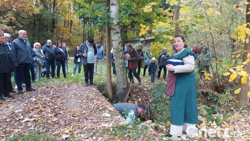 Christina Fischer (im Vordergrund) engagiert sich ehrenamtlich bei der Schauspielgruppe „Gensblout &amp; Gschling“, die unter anderem szenische Führungen im Schloss Burgtreswitz und auf dem Moosbacher Geschichtspfad veranstalten. Bild: privat