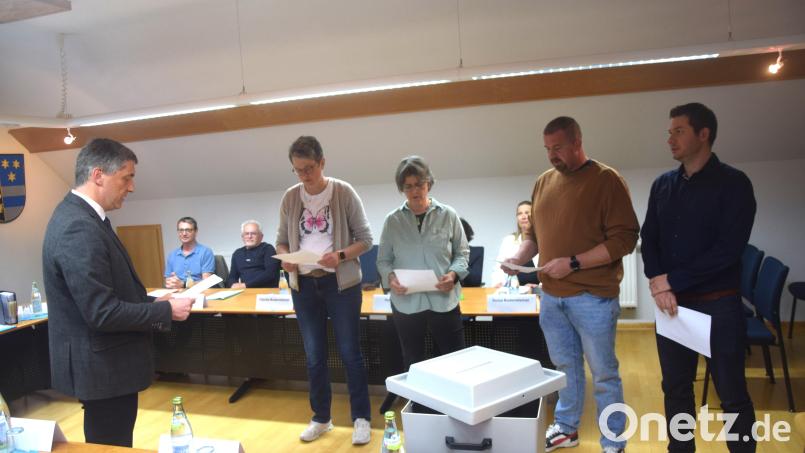 Bürgermeister Markus Ziegler vereidigt die neuen Gemeinderäte Katja Hille-Schwab, Cäcilia Bodensteiner, Josef Reintsch und Thomas Gruber (von links). Bild: fz